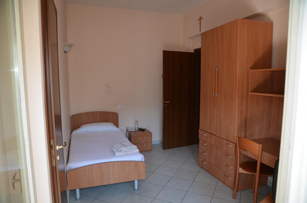 Casa Per Ferie Cardinal G. Guarino Bed & Breakfast Рим Стая снимка