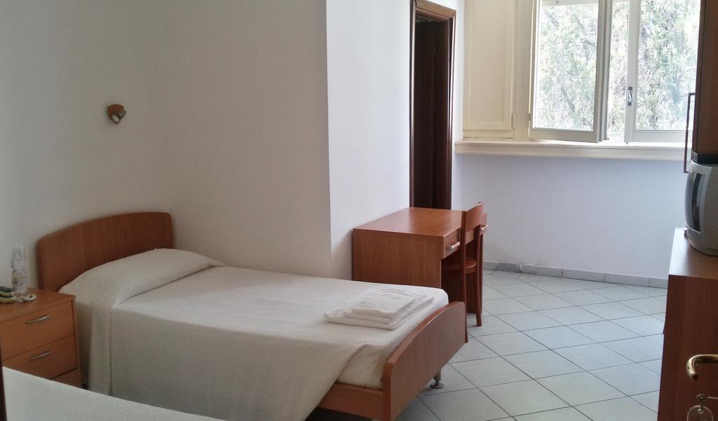 Casa Per Ferie Cardinal G. Guarino Bed & Breakfast Рим Стая снимка
