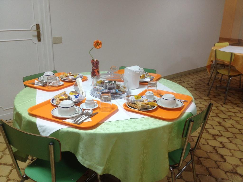 Casa Per Ferie Cardinal G. Guarino Bed & Breakfast Рим Екстериор снимка