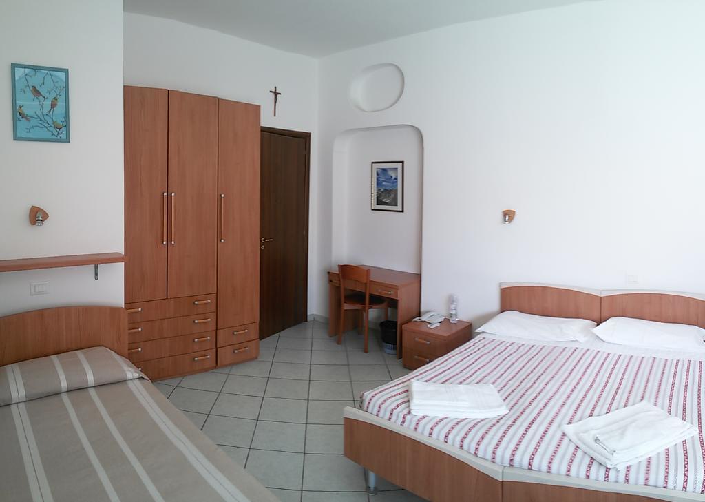 Casa Per Ferie Cardinal G. Guarino Bed & Breakfast Рим Екстериор снимка